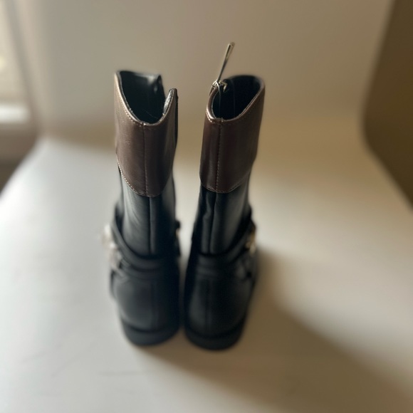 Michael Kors boot size 7 NEW black with gold logo and brown trim at the top. - Picture 4 of 4
